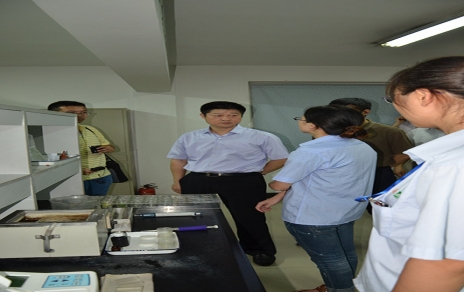 2012年7月20日黄冈市副市长祝亚伟一行光临蔬菜批发市场视察食品安全工作