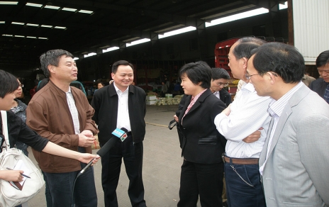 2011年5月,黄冈市长鲁俊一行光临市场视察菜篮子工作