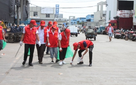 拦阻吸烟捡烟蒂 助力文化树新风