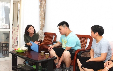 结对社区难题家庭，持续发展赞助助学