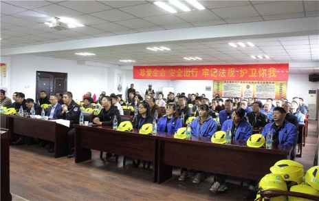 公司组织发展交通安全主题宣教培训暨电瓶车头盔发放典礼