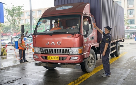 持续抓好疫情防控，保险市场有序不变运行