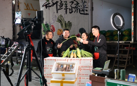 直播带货践约至，金篮子、银篮子，不如装满老苍生的“菜篮子”！