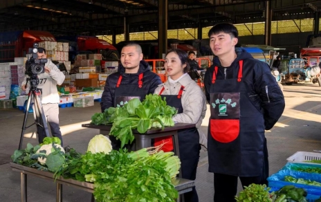 直播推广本地菜，电视台前来采风