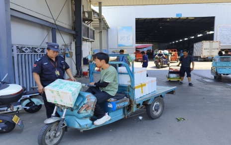 骄阳高温下的民生守护者 ---曾氏贵宾会官网农产品公司蔬菜市场保供掠影